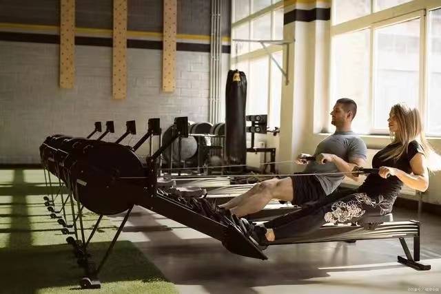 全能型的健身器械——划船机，有哪些优点和种类？ 